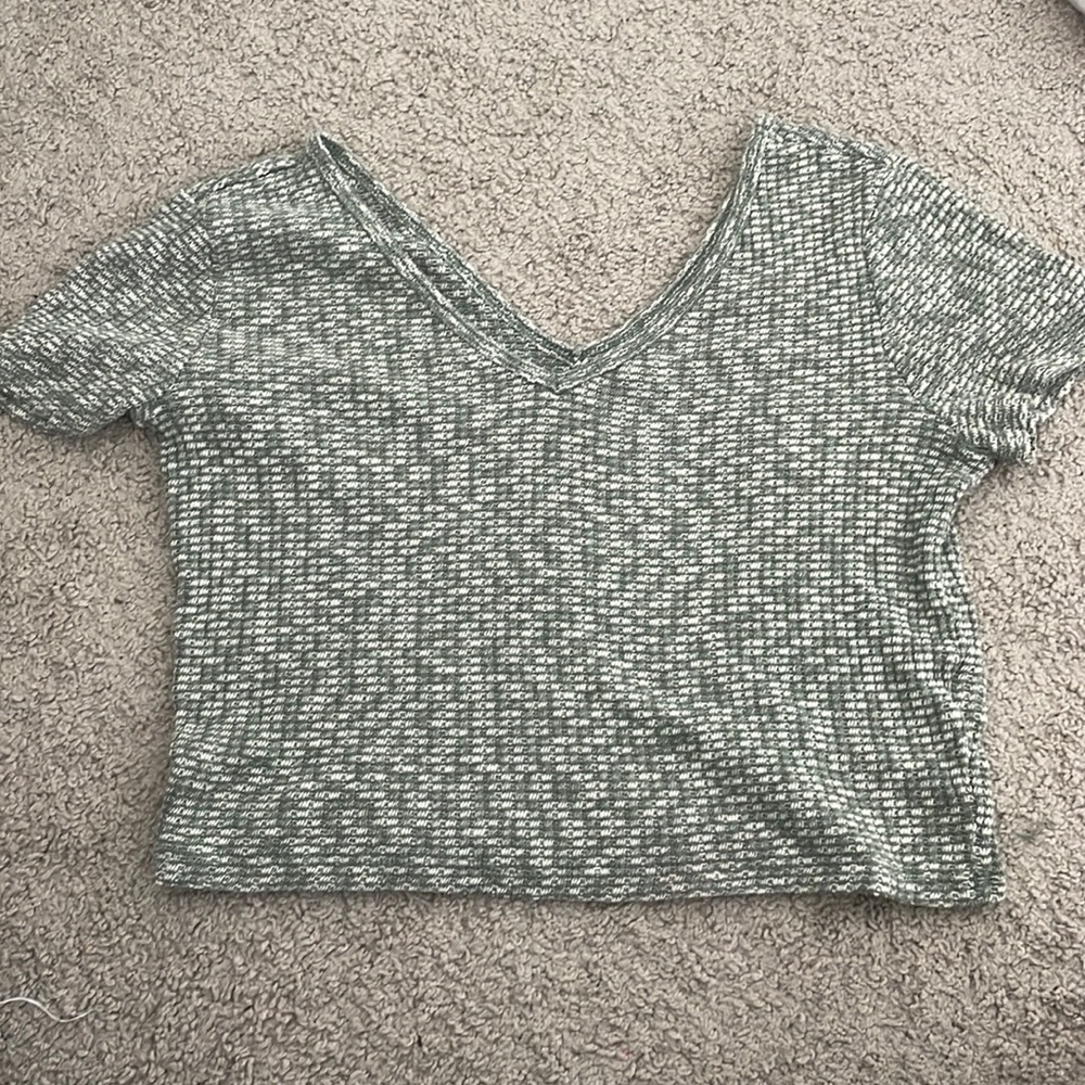 Green V-neck cropped short sleeve shirt